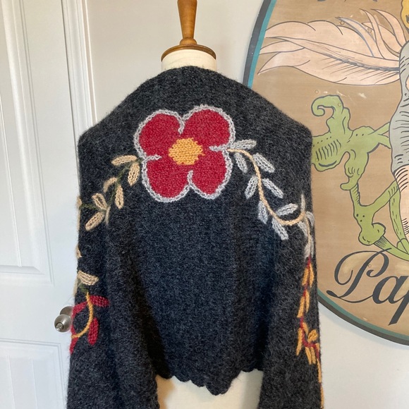 Lovely shawl with floral design - Picture 2 of 6